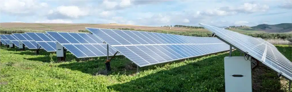 Hybrid inverter for a commercial scenario